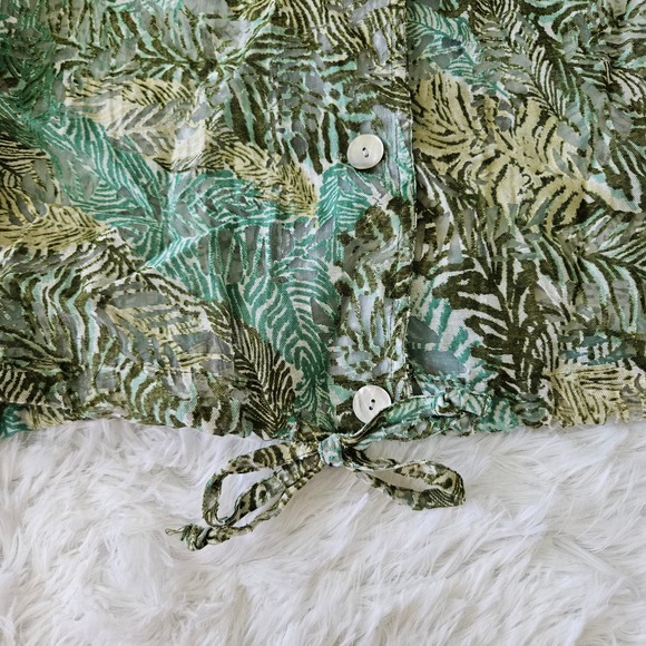 Hearts‎ of Palm Women's Green Palm Print Semi Sheer Button Up Top. Size 8 - Picture 3 of 7